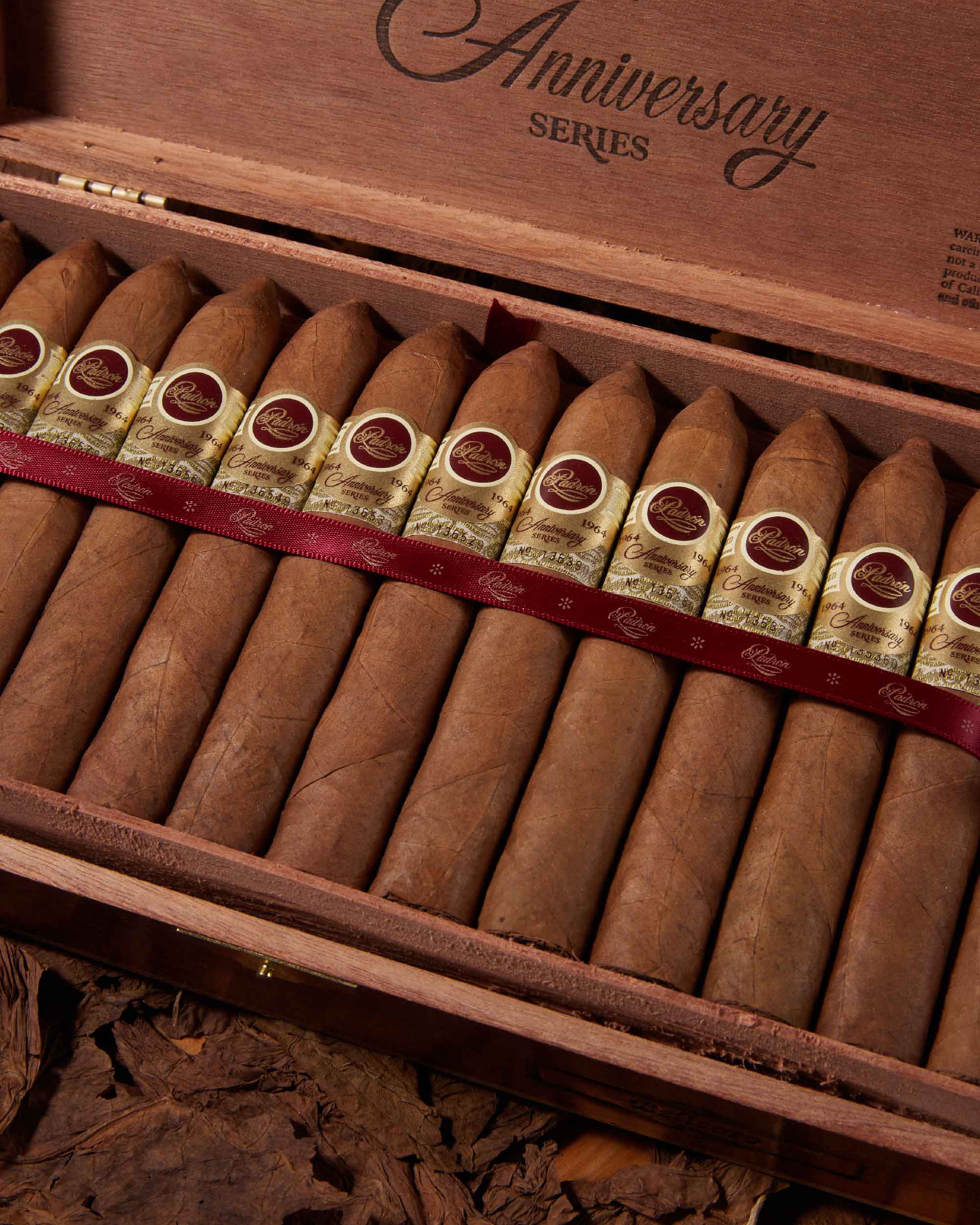 Padr??n 1964 Anniversary Belicoso Natural