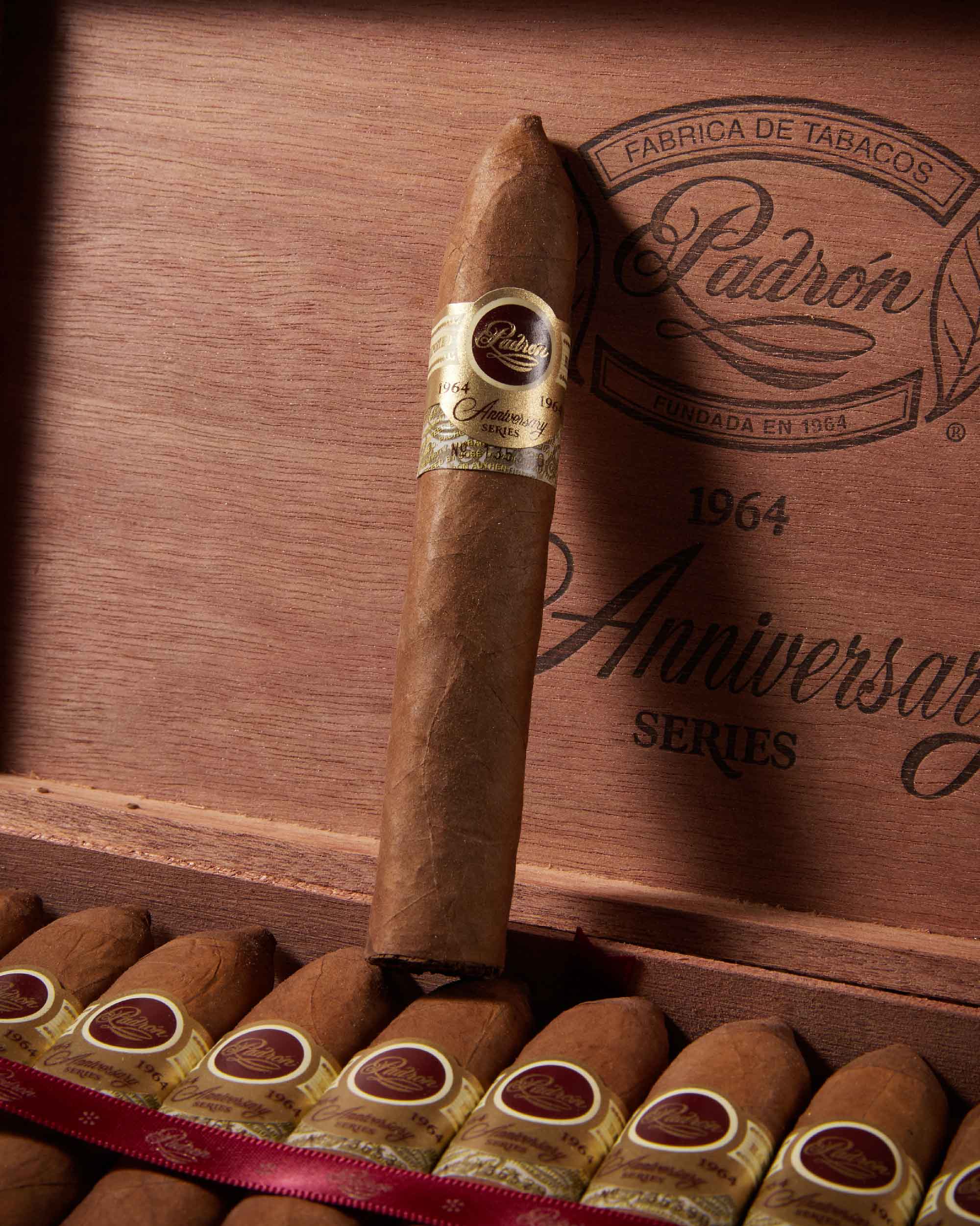 Padr??n 1964 Anniversary Belicoso Natural