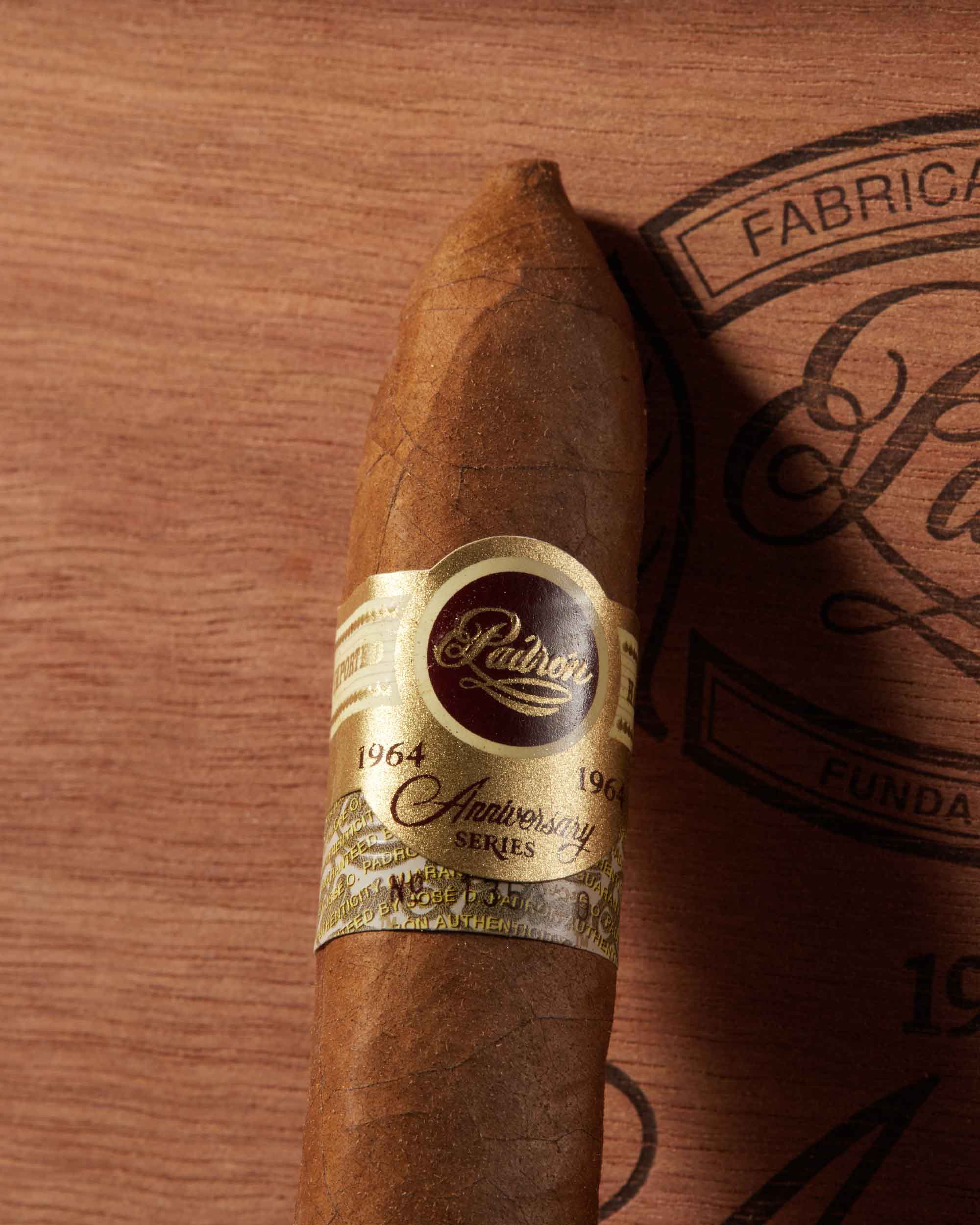 Padr??n 1964 Anniversary Belicoso Natural